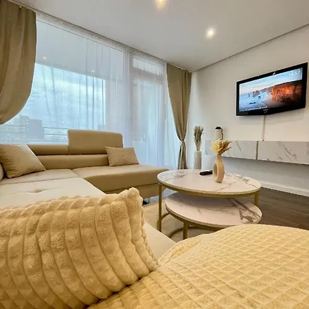 Regency - Zentrale 50m2 I Balkon I Wasserblick I Wifi I Netflix