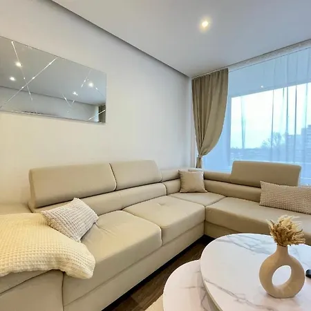 Regency - Zentrale 50m2 I Balkon I Wasserblick I Wifi I Netflix *