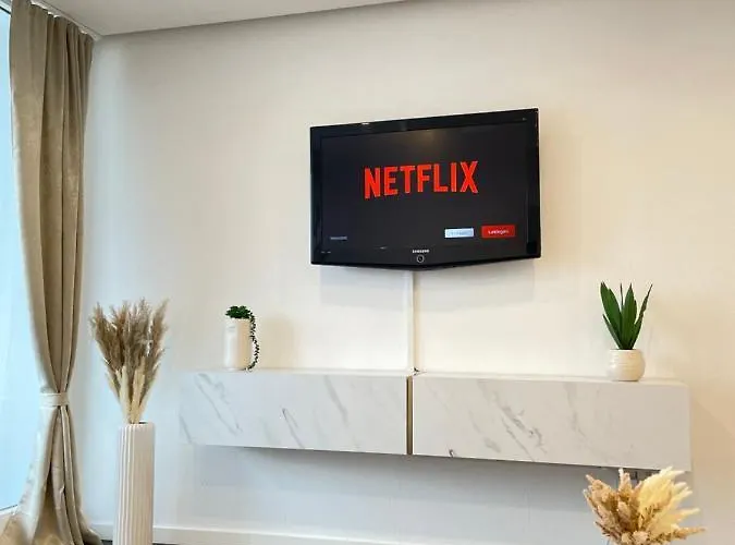 Regency - Zentrale 50m2 I Balkon I Wasserblick I Wifi I Netflix Apartment