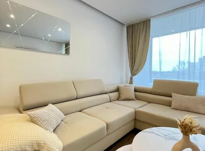 Regency - Zentrale 50m2 I Balkon I Wasserblick I Wifi I Netflix *