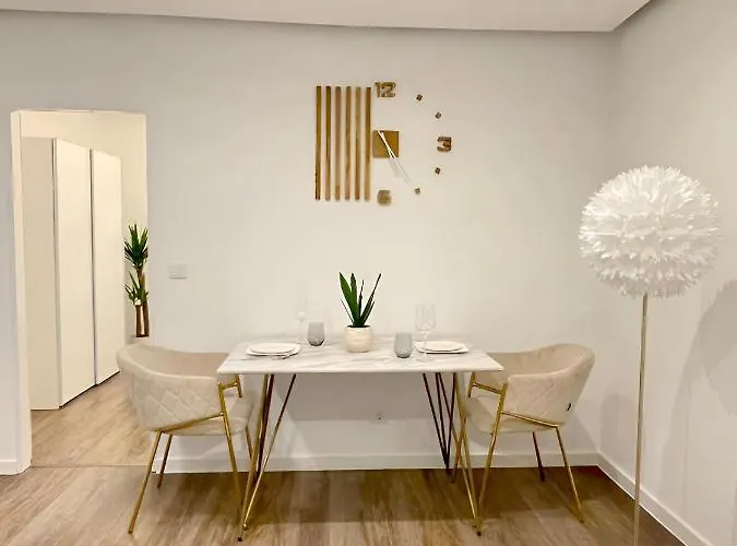 Regency - Zentrale 50m2 I Balkon I Wasserblick I Wifi I Netflix Apartment