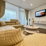 Regency - Zentrale 50m2 I Balkon I Wasserblick I Wifi I Netflix
