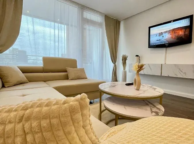 Regency - Zentrale 50m2 I Balkon I Wasserblick I Wifi I Netflix